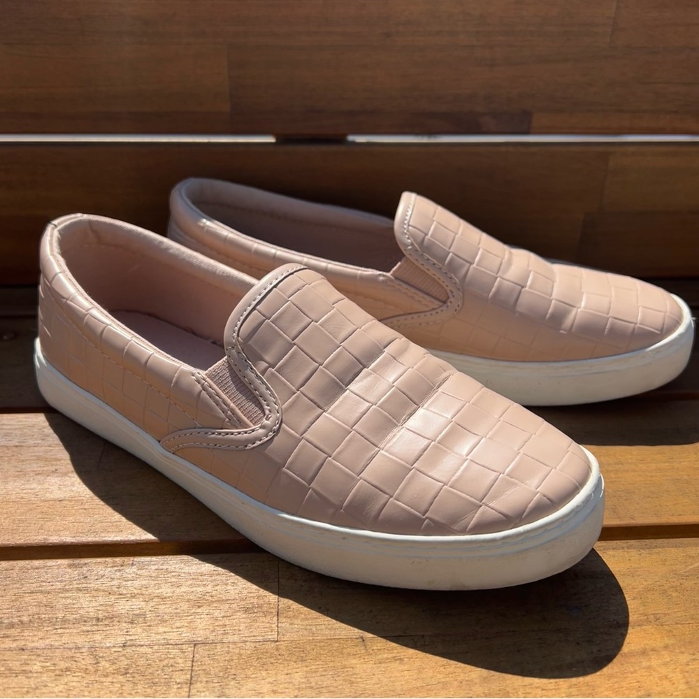 Old Navy Women's Faux Leather Sneakers in Beige (size 6.5)